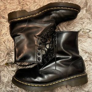 Dr. Marten 1460 Smooth Leather Lace Up Boots
